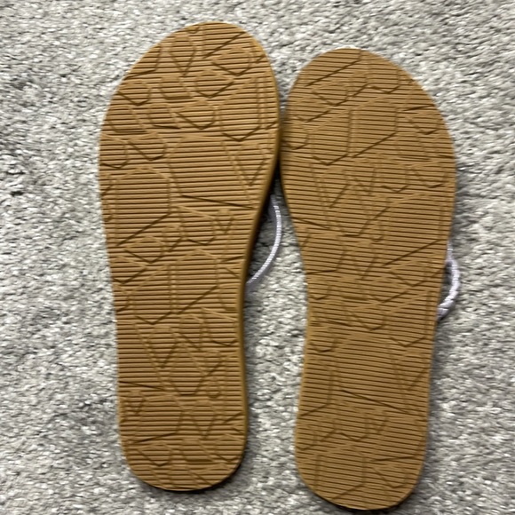 NWOT VOLCOM GIRLS YOUTH FLIP FLOP SIZE 2 - Picture 2 of 3